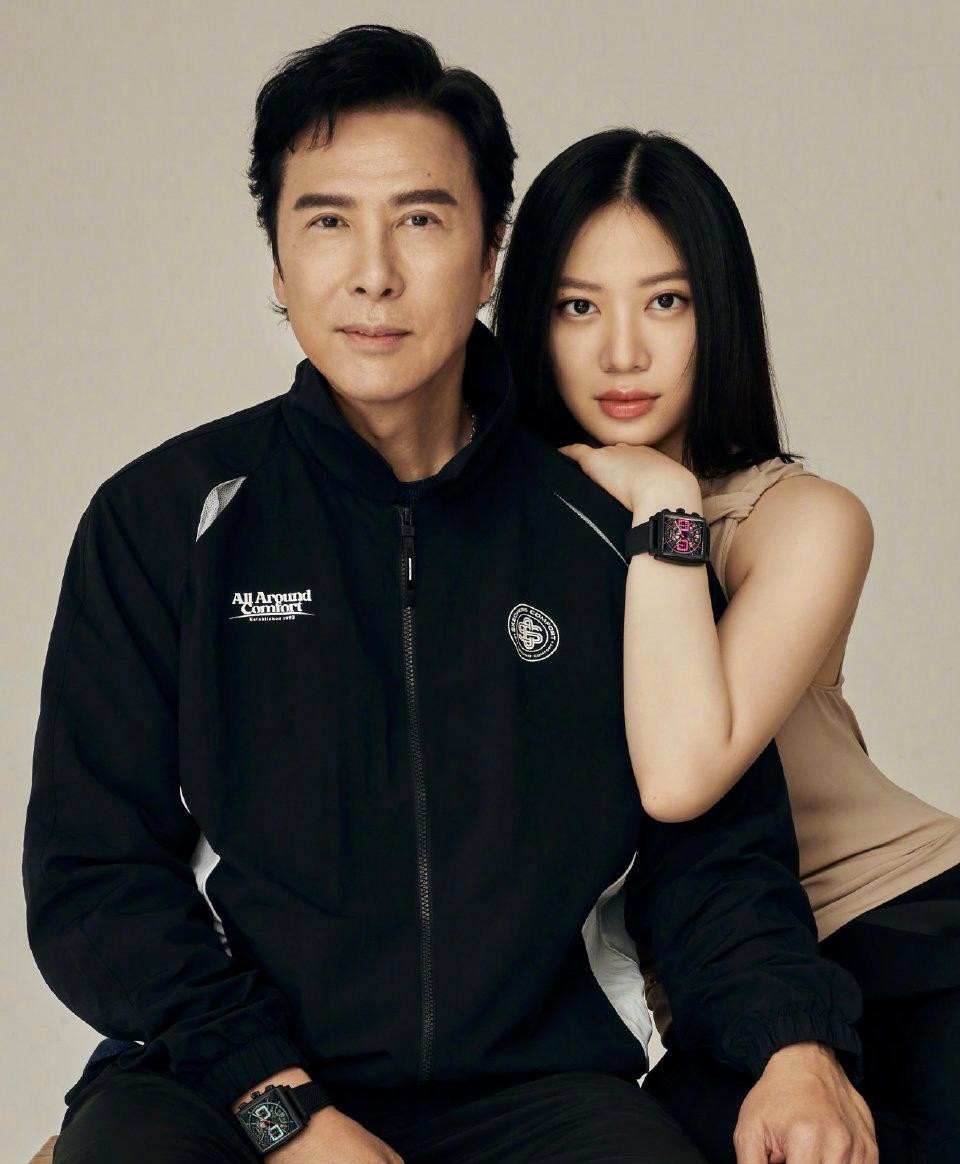 甄子丹和女儿拍杂志照，他女儿长得好美。