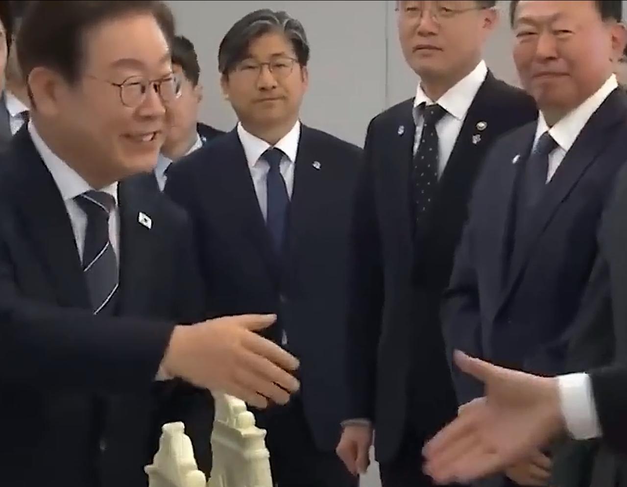 中国台海演习大幕未落，李在明果断决定访华！比尹锡悦高明太多了12月30号当天，