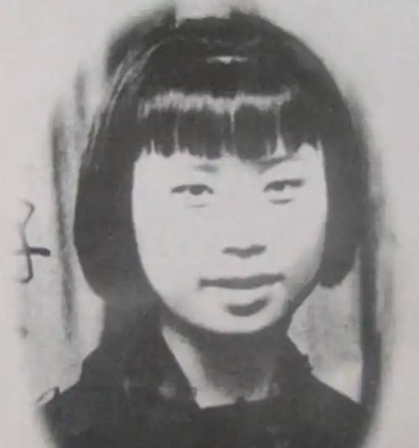 1941年，地下党刘彩凤被捕，县长见她长得漂亮，就动了歪心思，支开看守，单独对刘