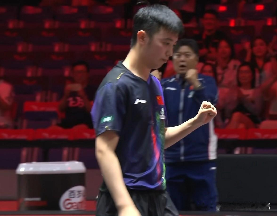 陈垣宇3-1雨果，晋级男单八强。陈垣宇今天太帅了，直接干翻雨果。下午两场比赛