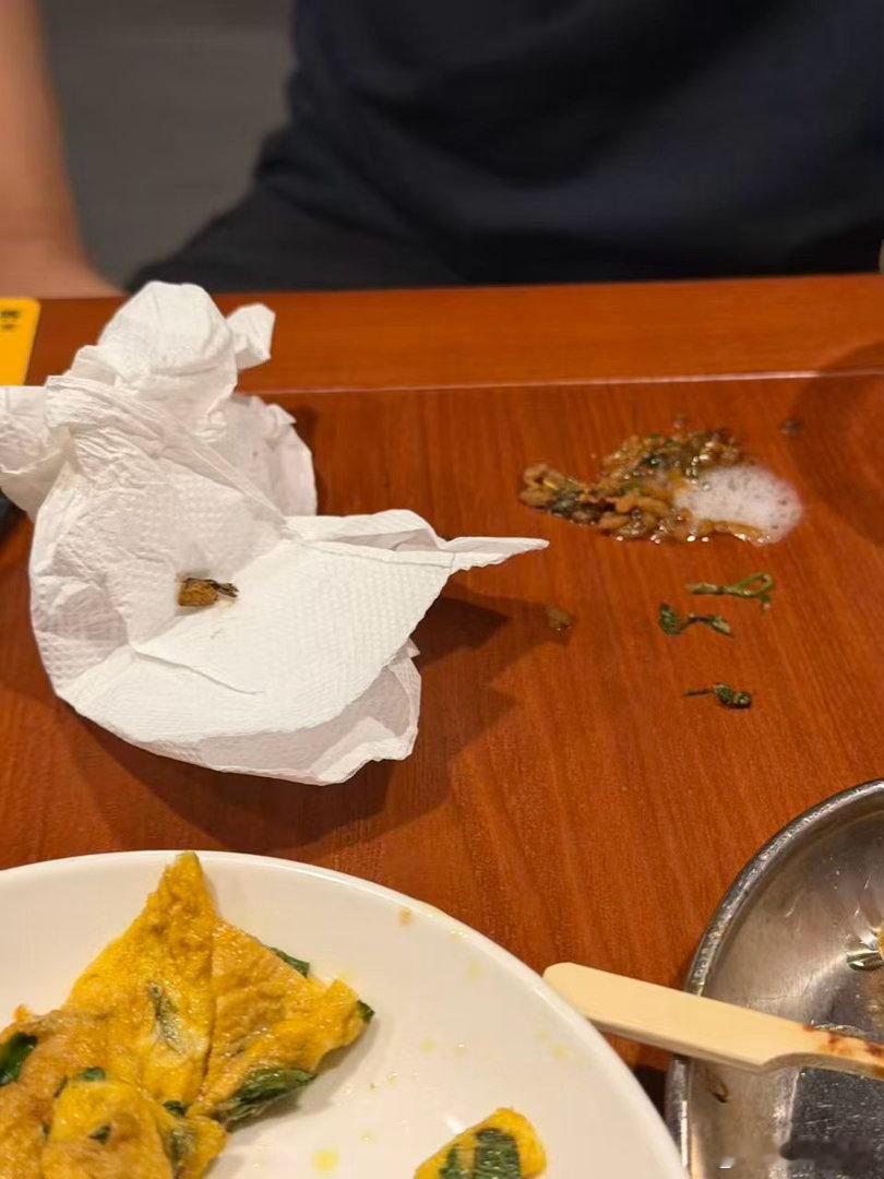 omg！我朋友跑去南京看单依纯演唱会，在这家店吃饭的时候，吃到半只蟑螂！然后他们