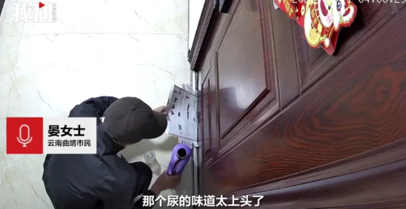 蒙面男多次在女子家门口倒尿，用纸板往门缝里导流，警方回应6月12日，云南曲靖一