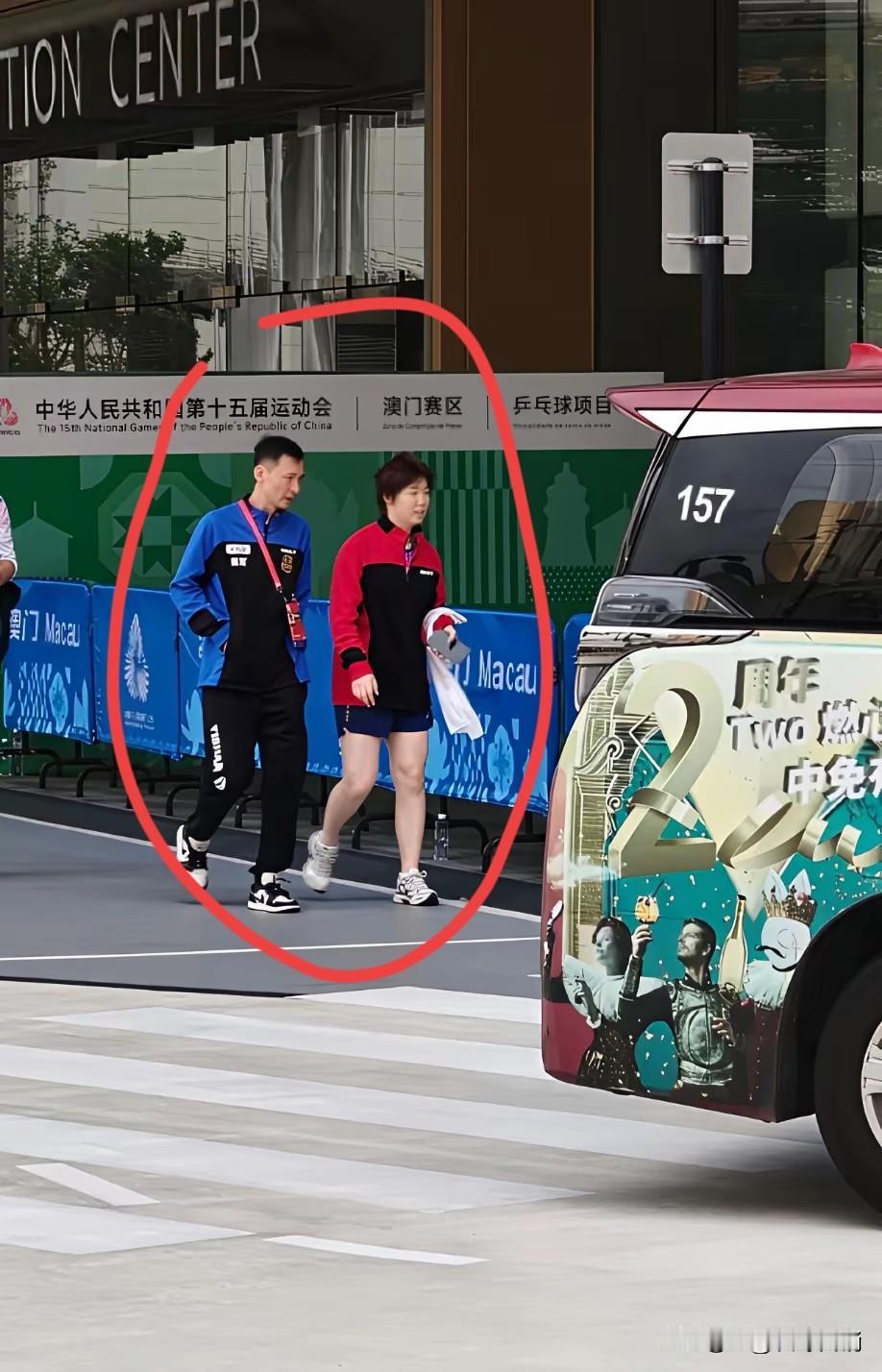 蒯曼比完赛回酒店休息啦。看样子心情还是可以的，比较输了也是输给了大姐大的陈梦