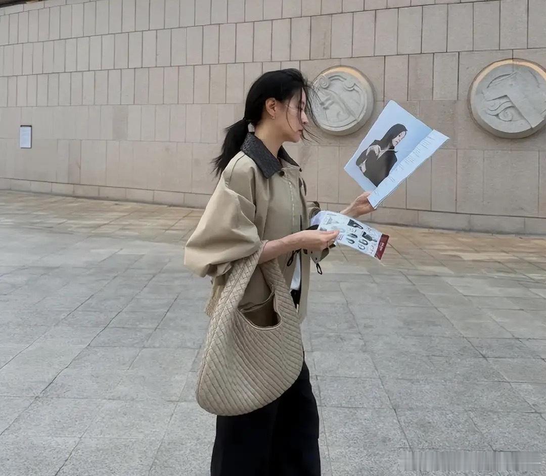 李英爱晒新照：低马尾显慵懒，回眸一盼气质佳！
