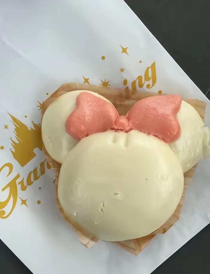 上海迪士尼杀疯了！70块钱就买个米妮包子和薯片？网友直接炸锅：这是把游客当韭菜割