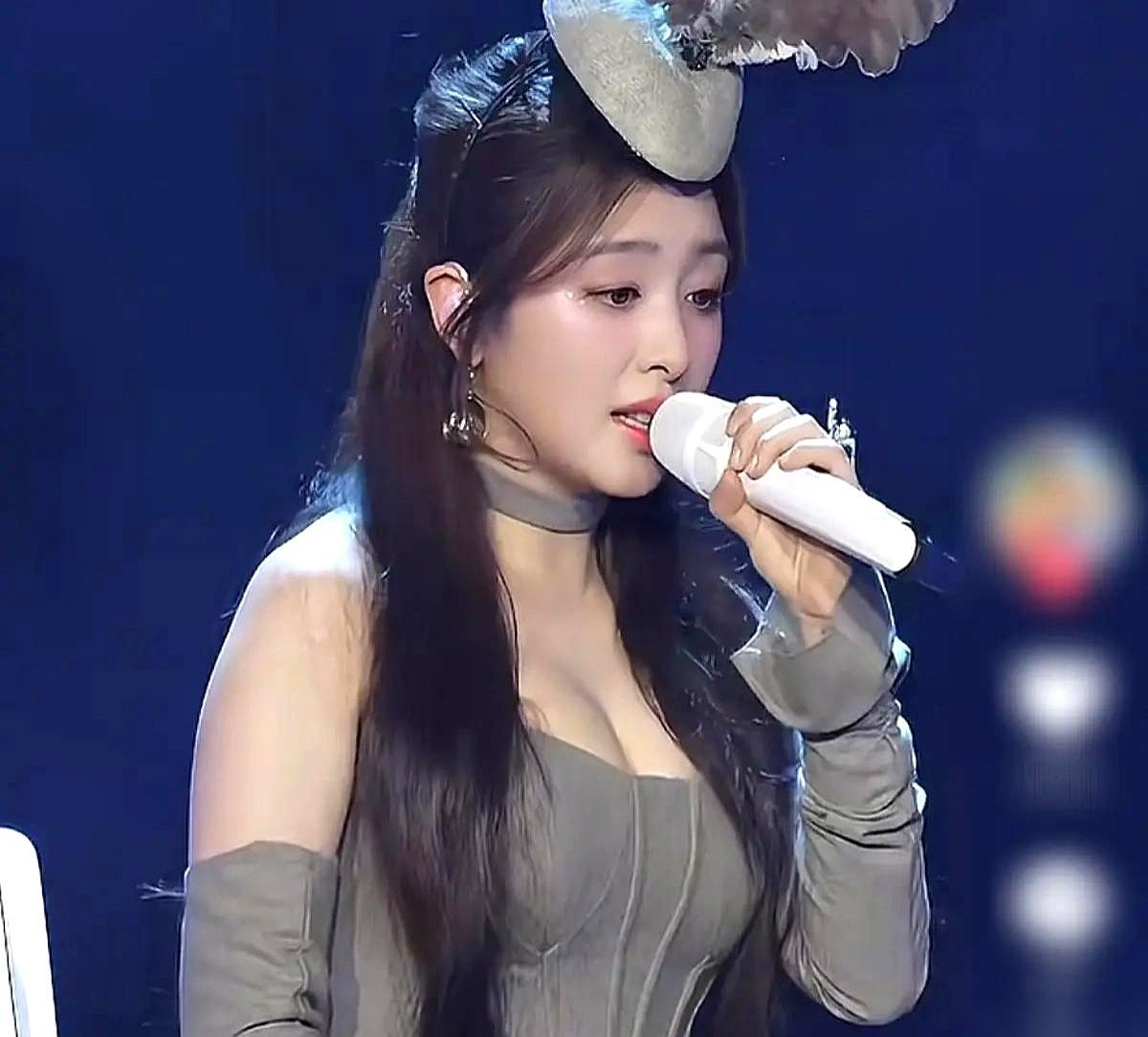 刷到张含韵演唱会的图，我愣了三秒。恍惚间以为是谁，再一看，真的是她。那个唱“酸