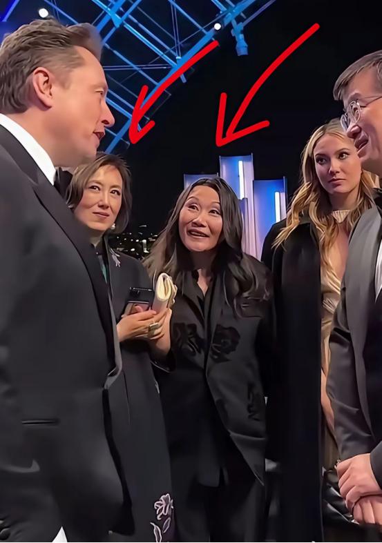 终于明白马斯克为什么能让那么多女人愿意给他生孩子了，在一场活动中，谷爱凌妈妈看马