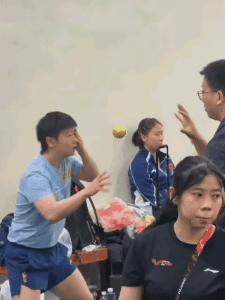 为了打个旋转球，莎莎是这样练球的！乍一看，被莎莎捂住眼睛练球的样子惹笑了，觉得