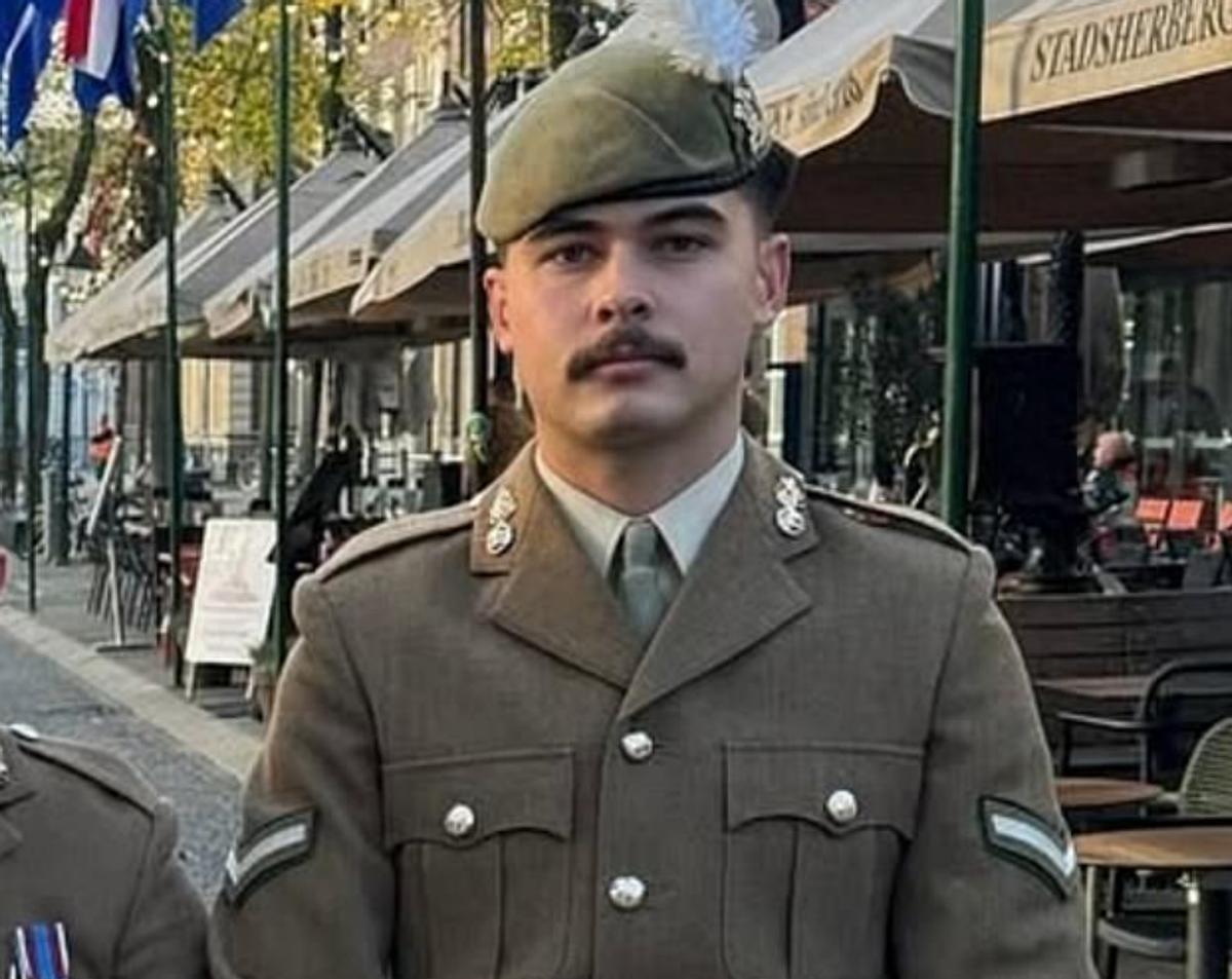 英国一名狙击手士兵在休假期间，被发现吊死在家中的车库里对于军人来说，休假本该