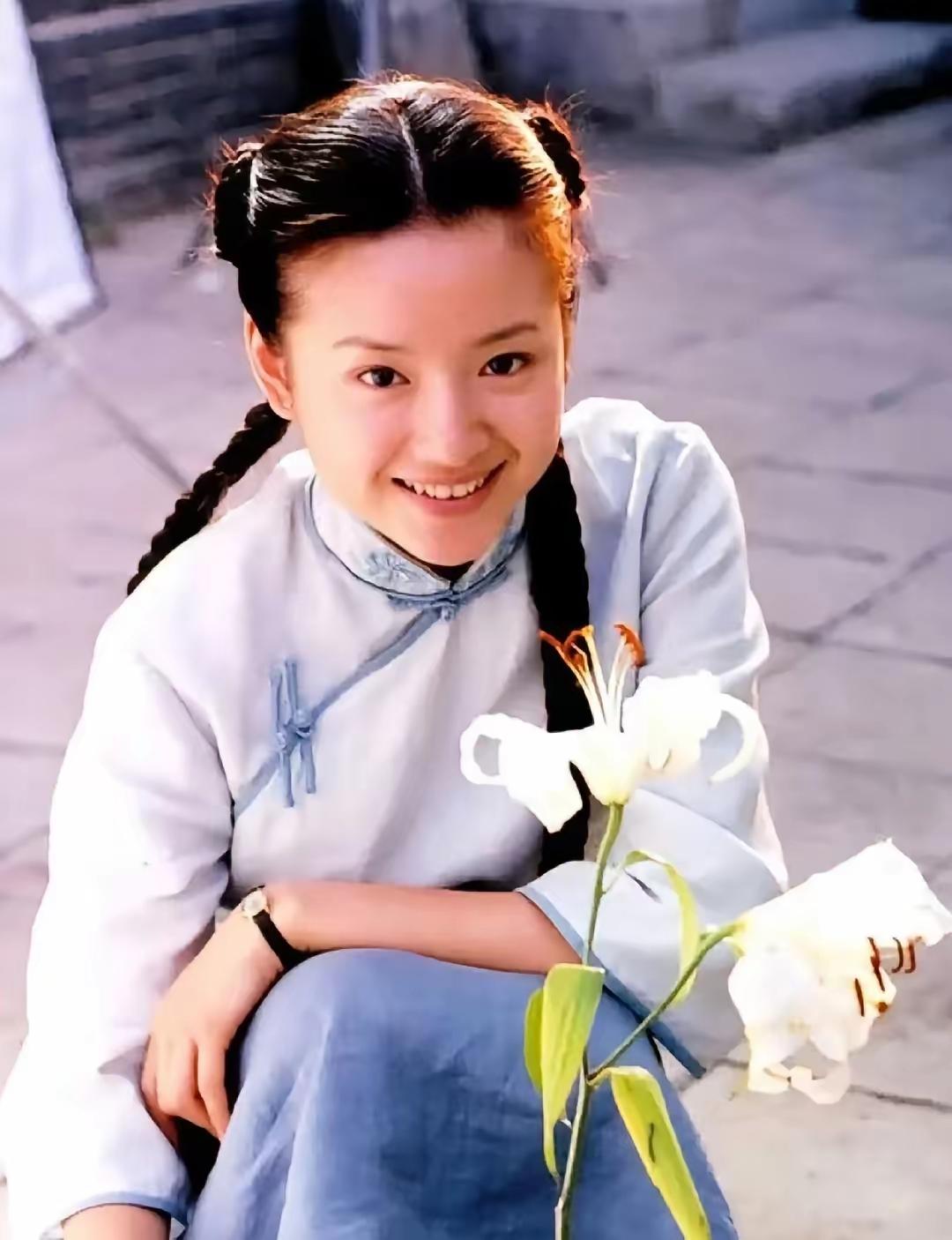 董洁年轻时清纯模样曝光网友直呼美到窒息。年轻时的美貌是任何人都会沦陷的程度!