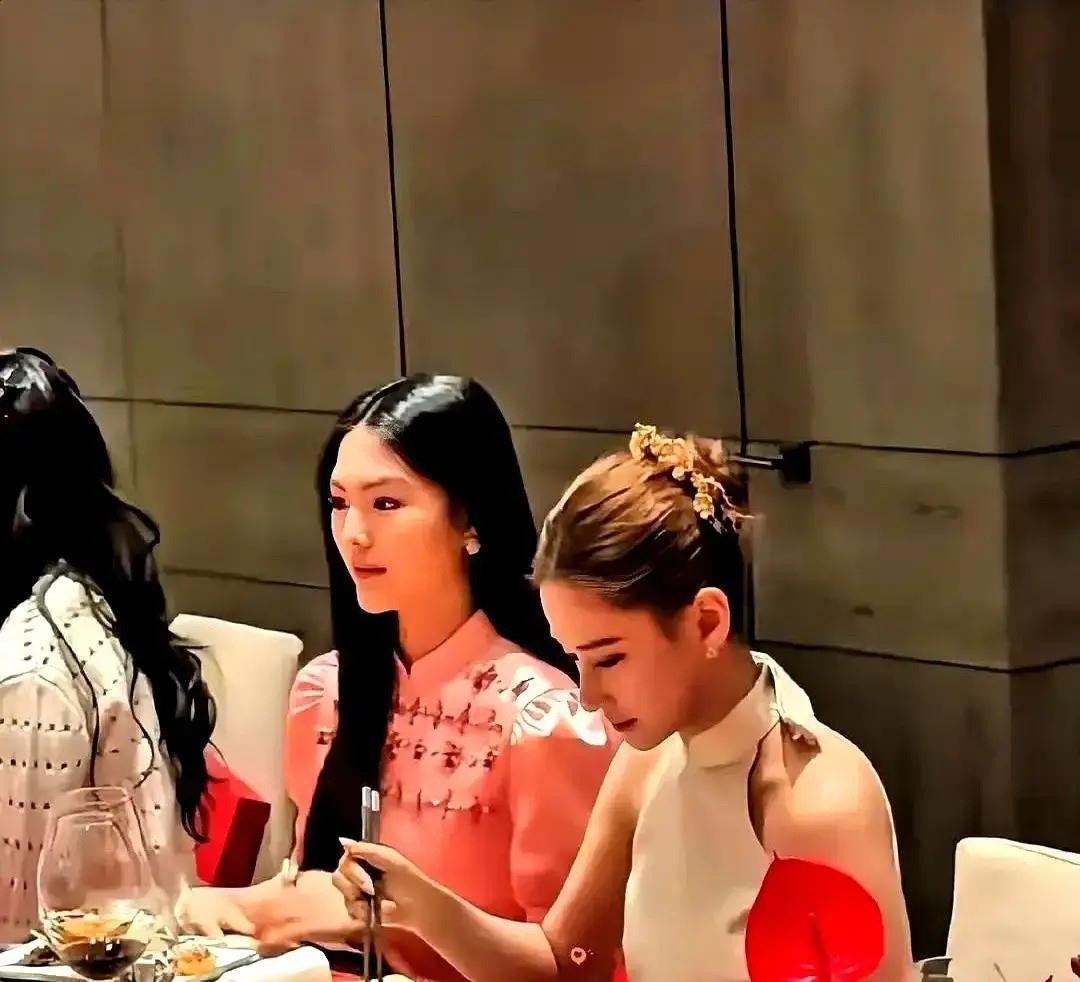 14岁王诗龄坐进10万饭局何超莲就坐对面，赌王千金亲自给她布菜。李湘一句话