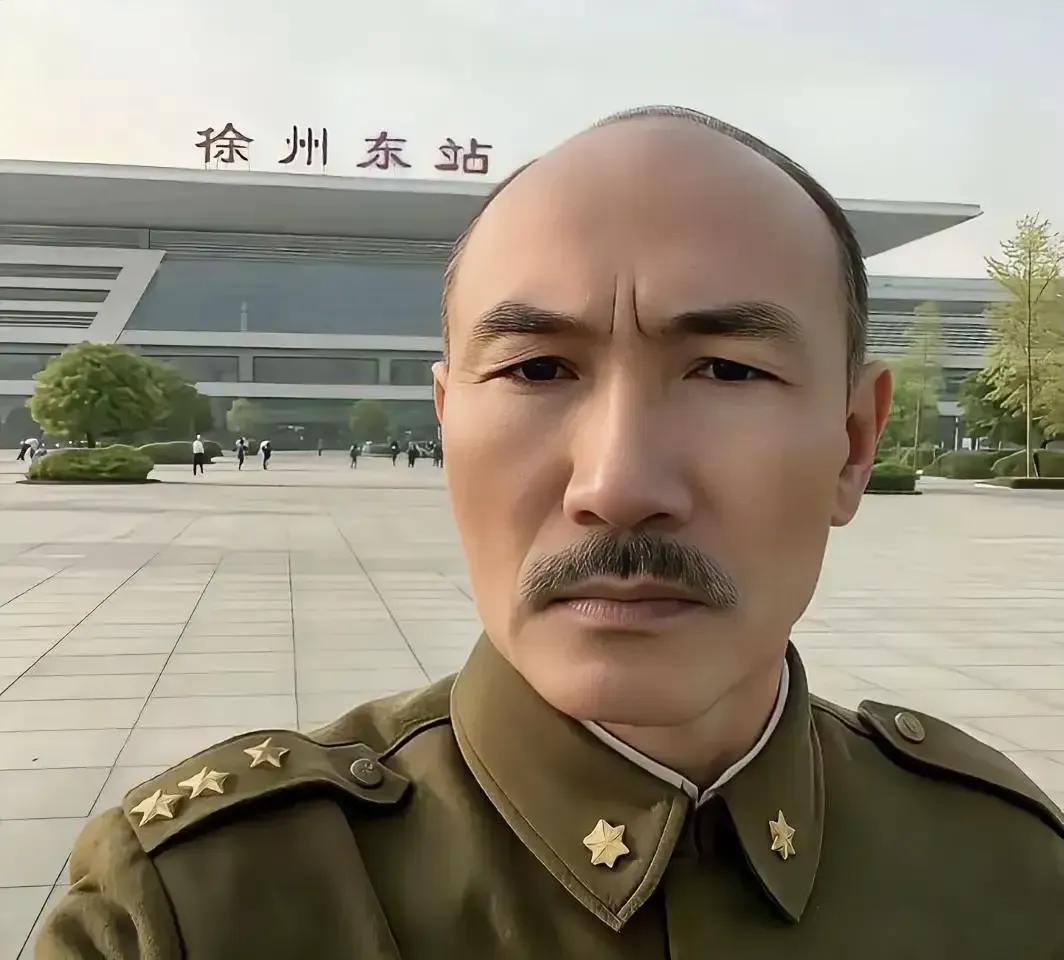 这小老弟就真是显摆了，他还在徐州东站显摆，这小老弟在“炫耀”。他让我们知道