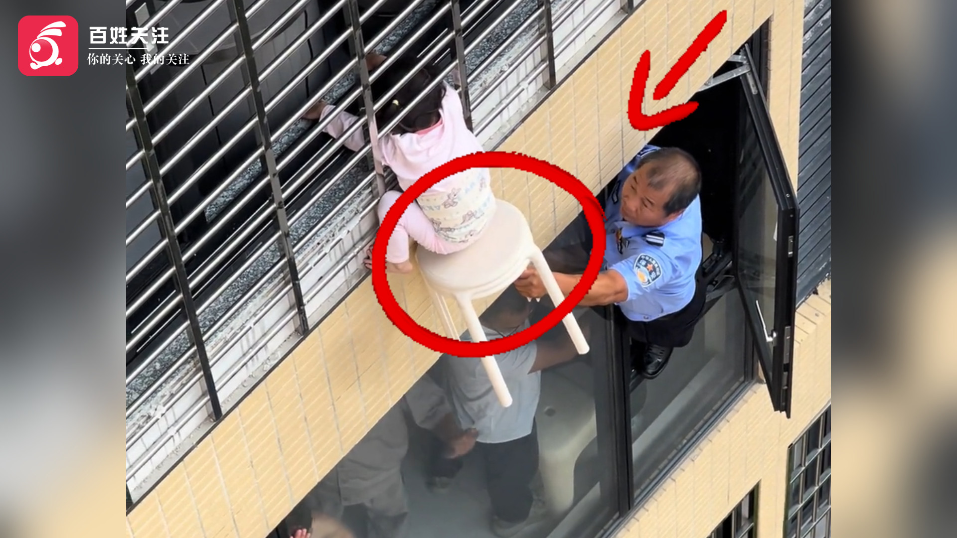 福建漳平2岁幼童卡12楼防盗网 业主保安持凳托举 消防破门救援