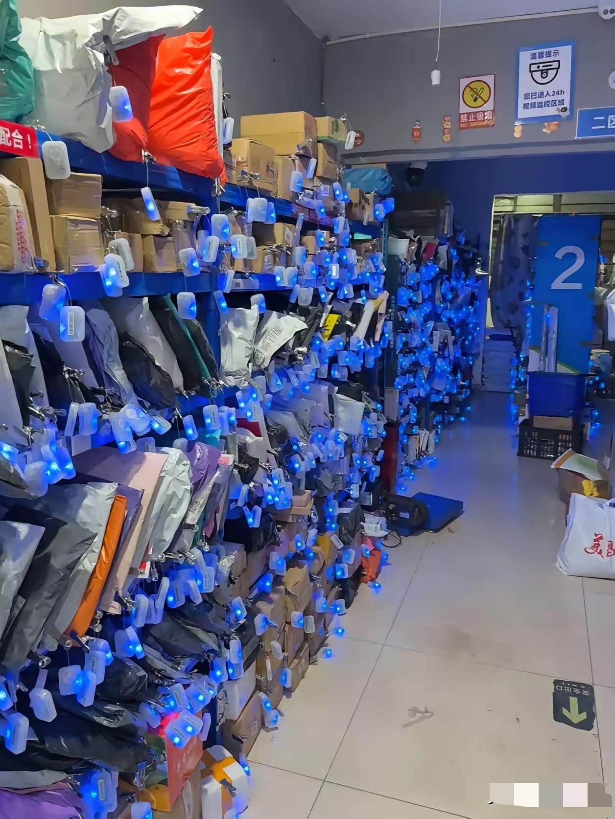 终于有人敢说实话了，这种取快递的方式真的很不方便，现在好多快递点都换成了亮灯取件