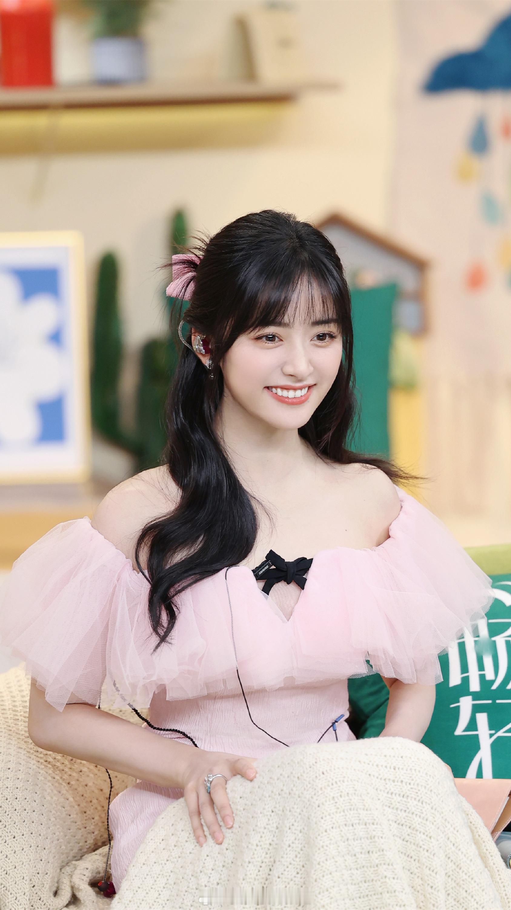 沈月怦然心动淡粉色穿搭唯美写真