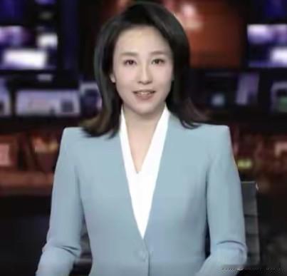 央视换了个新美女主持人，我越看越眼熟，后来还是被我认出来了，原来她……三