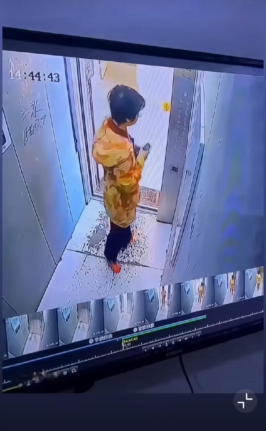 在电梯里锻炼身体的大妈，下次应该不敢了吧？电梯内女子公园锻炼的人公园锻炼老人