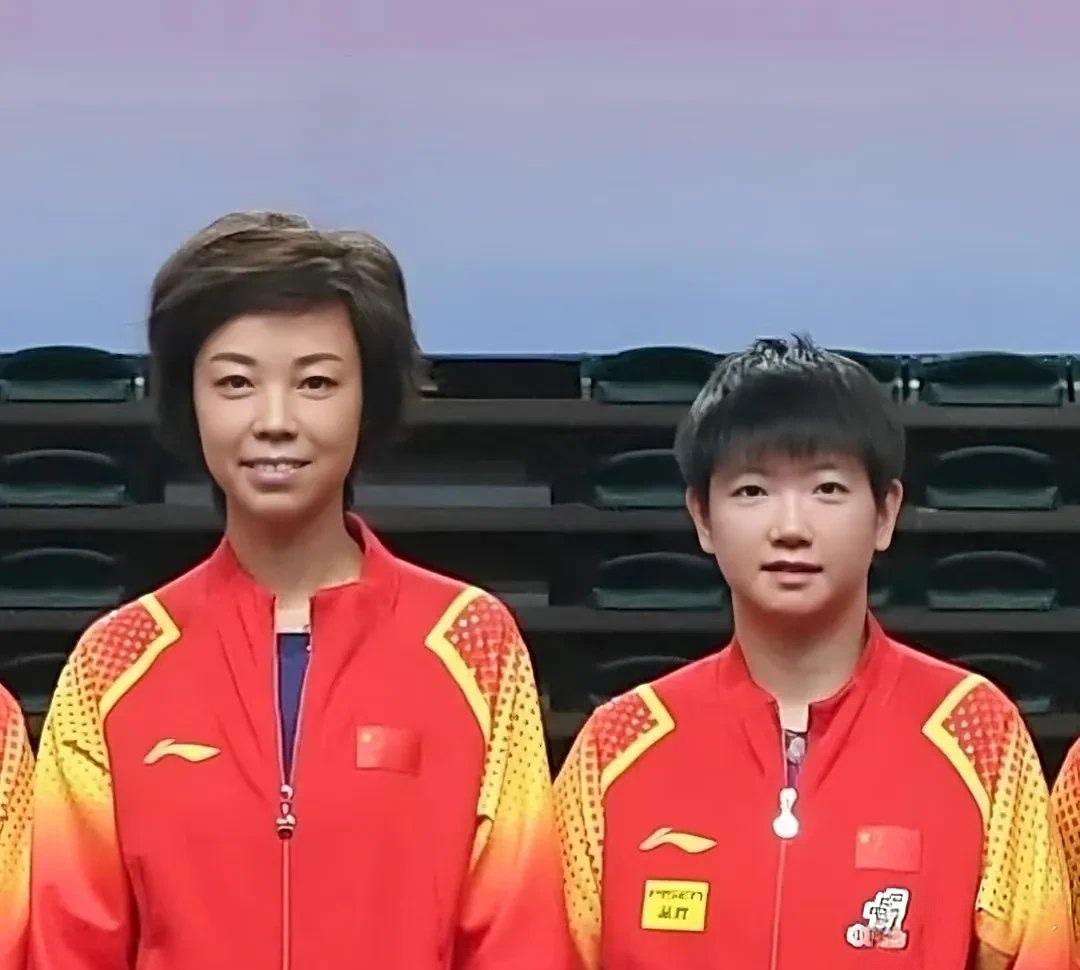 【孙颖莎看上去有点高低肩】孙颖莎存在轻微高低肩的体态特征，这是长期高强度单侧训练