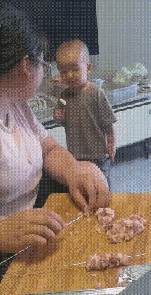 孩子是好孩子，但他妈妈不厚道，以后她儿子长大不孝顺她也是她自己造成的。[捂脸哭]