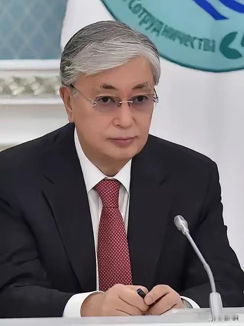 哈萨克斯坦这回算是把“摇摆”玩明白了，前脚刚跟美日签完稀土大单，后脚油轮就在黑海