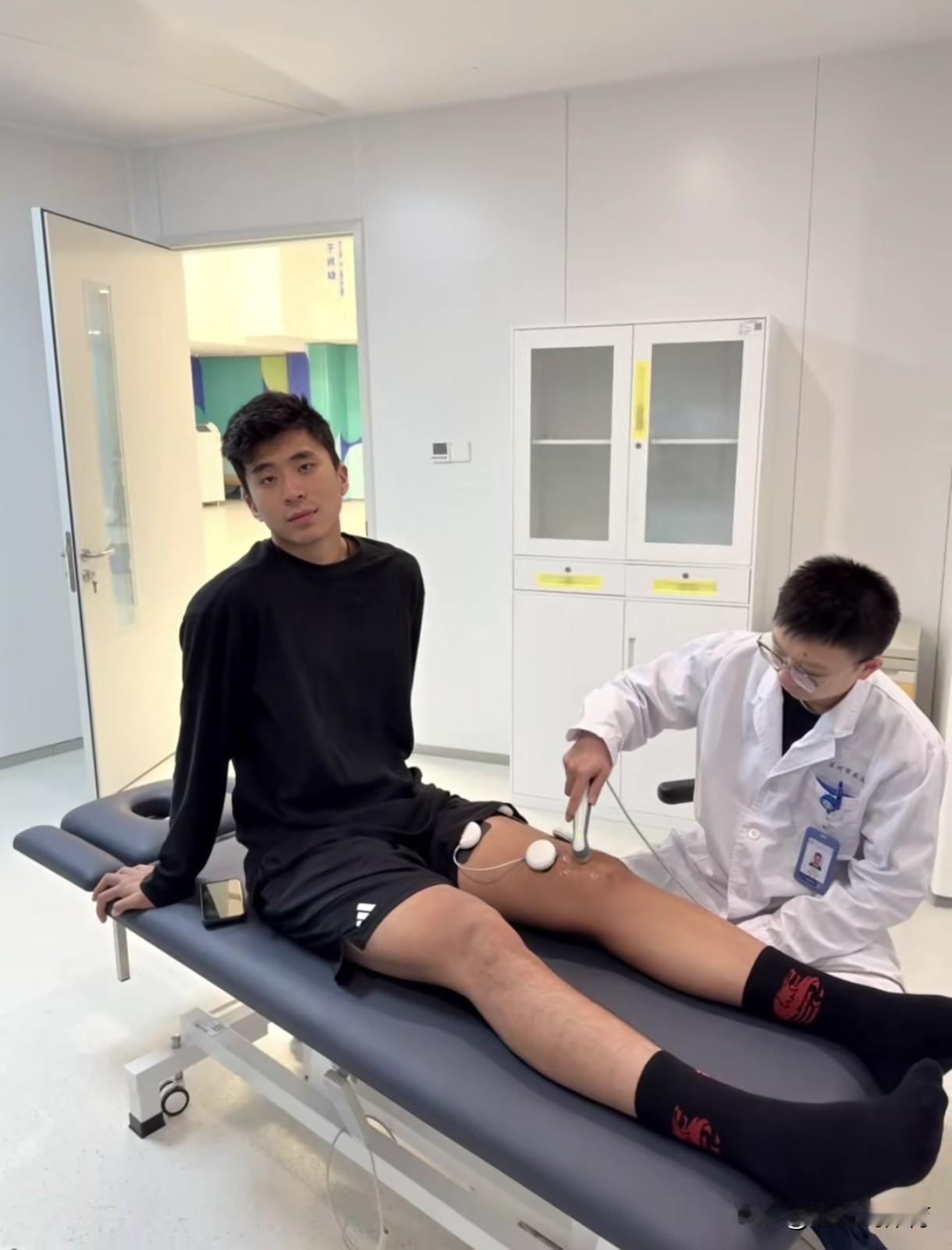 中国男排头号球星张景胤已经完成手术，目前处于康复治疗阶段。从疗伤医生白大褂上的字