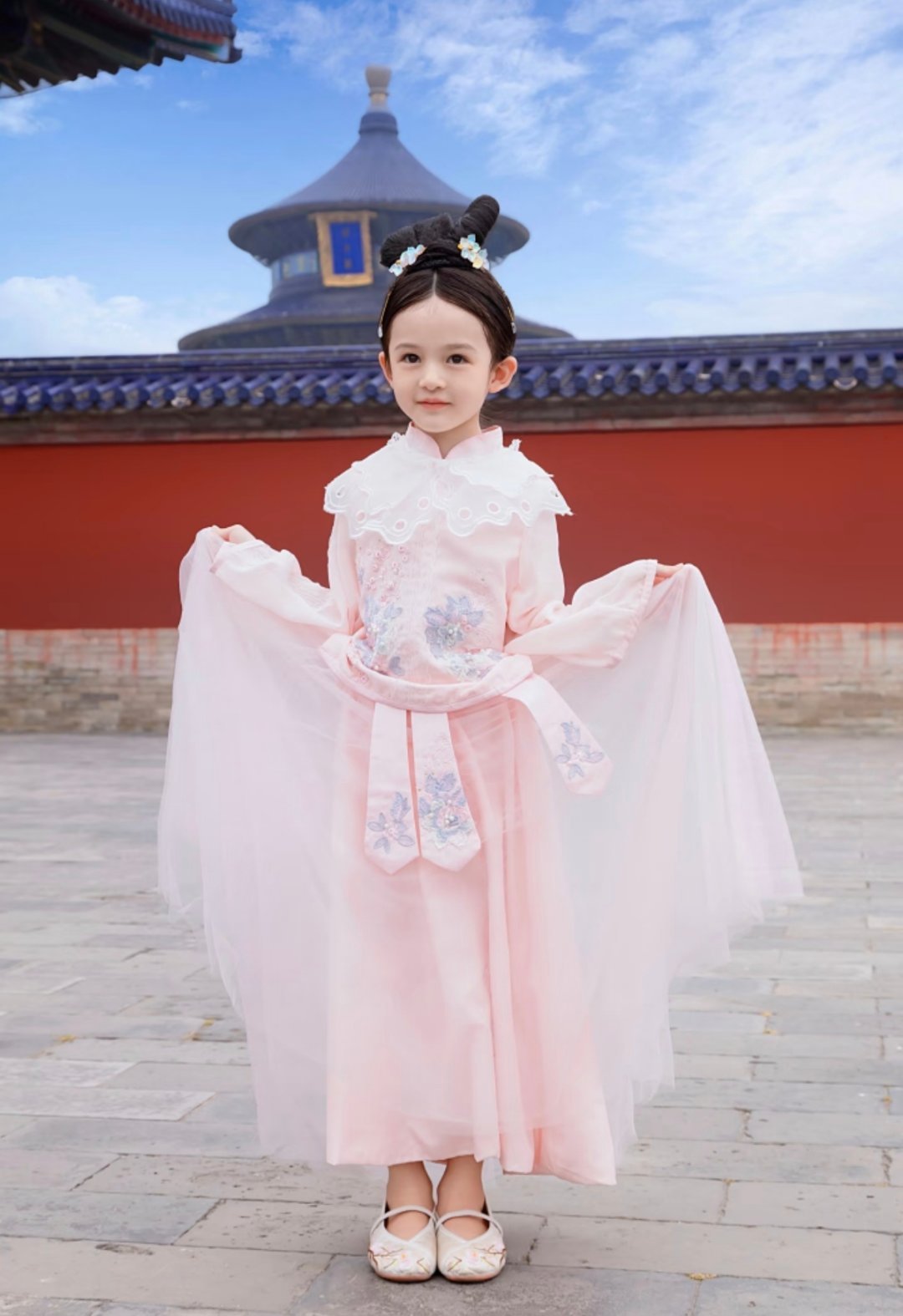 贾晓晨晒两个女儿的古典写真，大女儿好像小仙女，真好看！