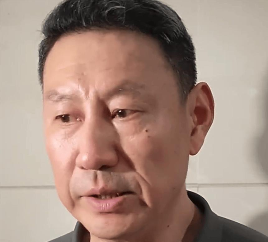 李楠调整阵容！对阵浙江男篮的比赛中，赵睿因为伤病提前回到了更衣室。好在李楠在
