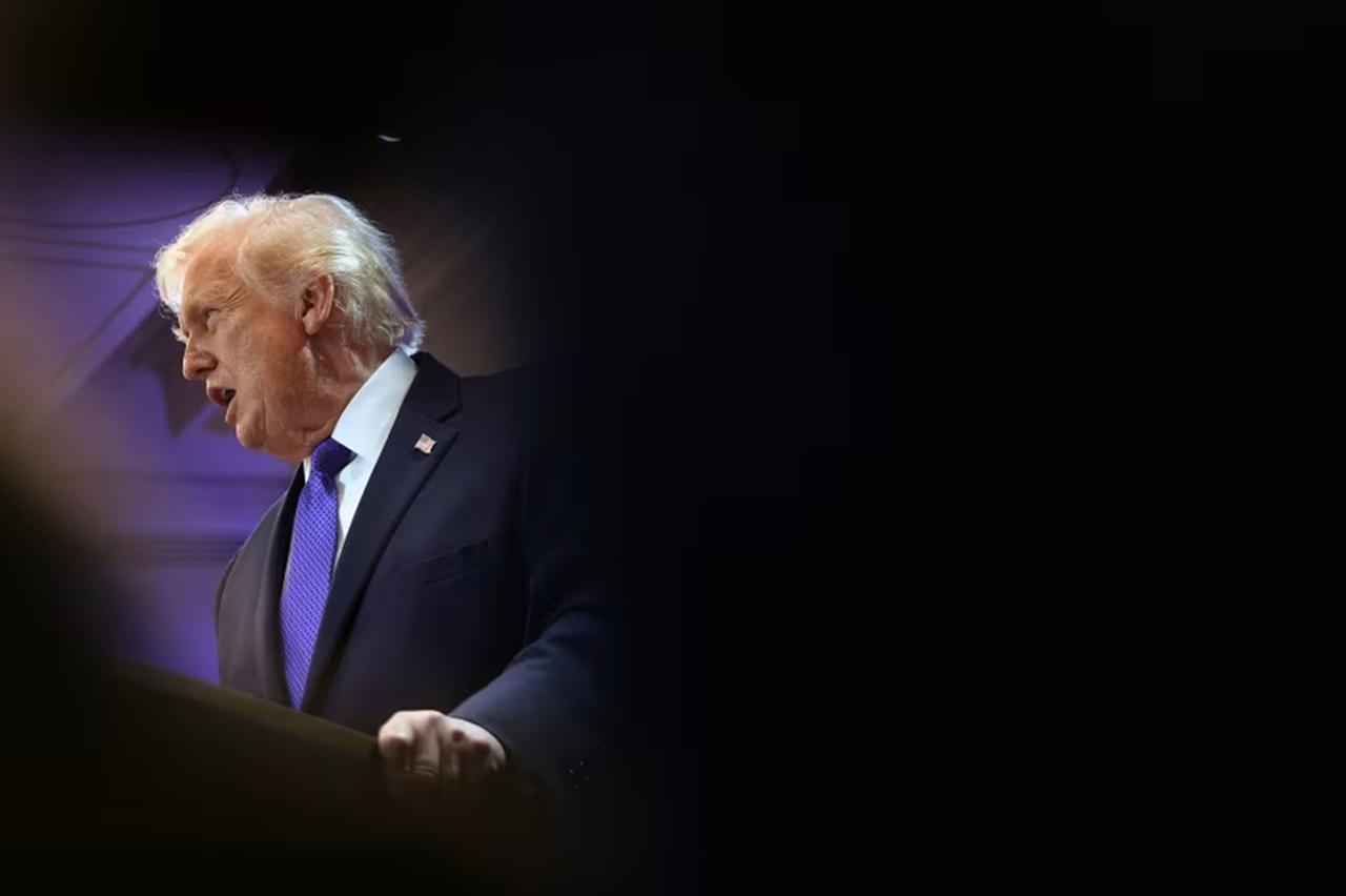 特朗普又遇刺了！当地时间2月22日凌晨1点30分，一名男子手持霰弹枪和汽油罐，