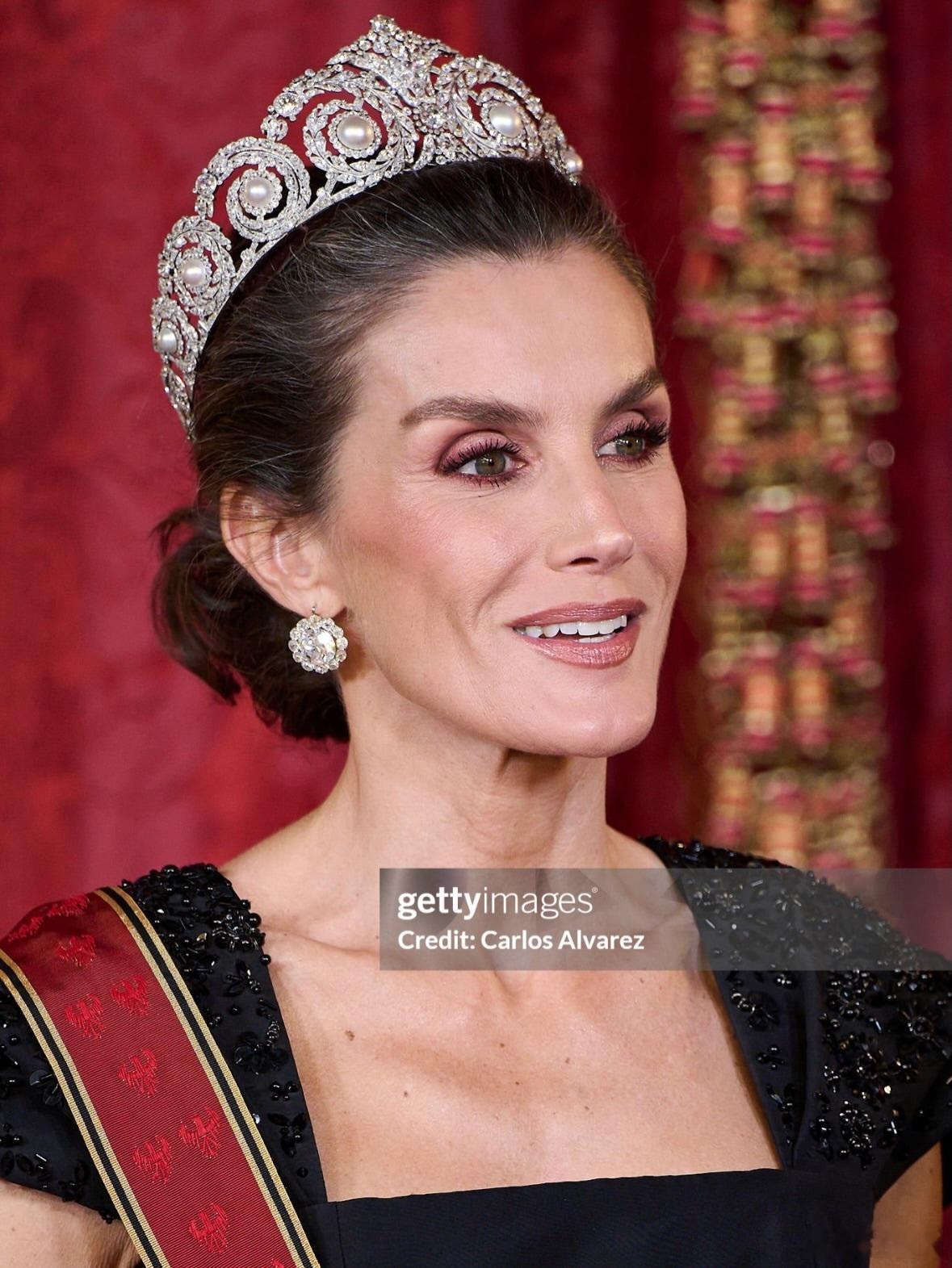 西班牙王室🇪🇸🇩🇪莱蒂齐亚王后佩戴卡地亚珍珠王冠，图三感觉王冠质感很不