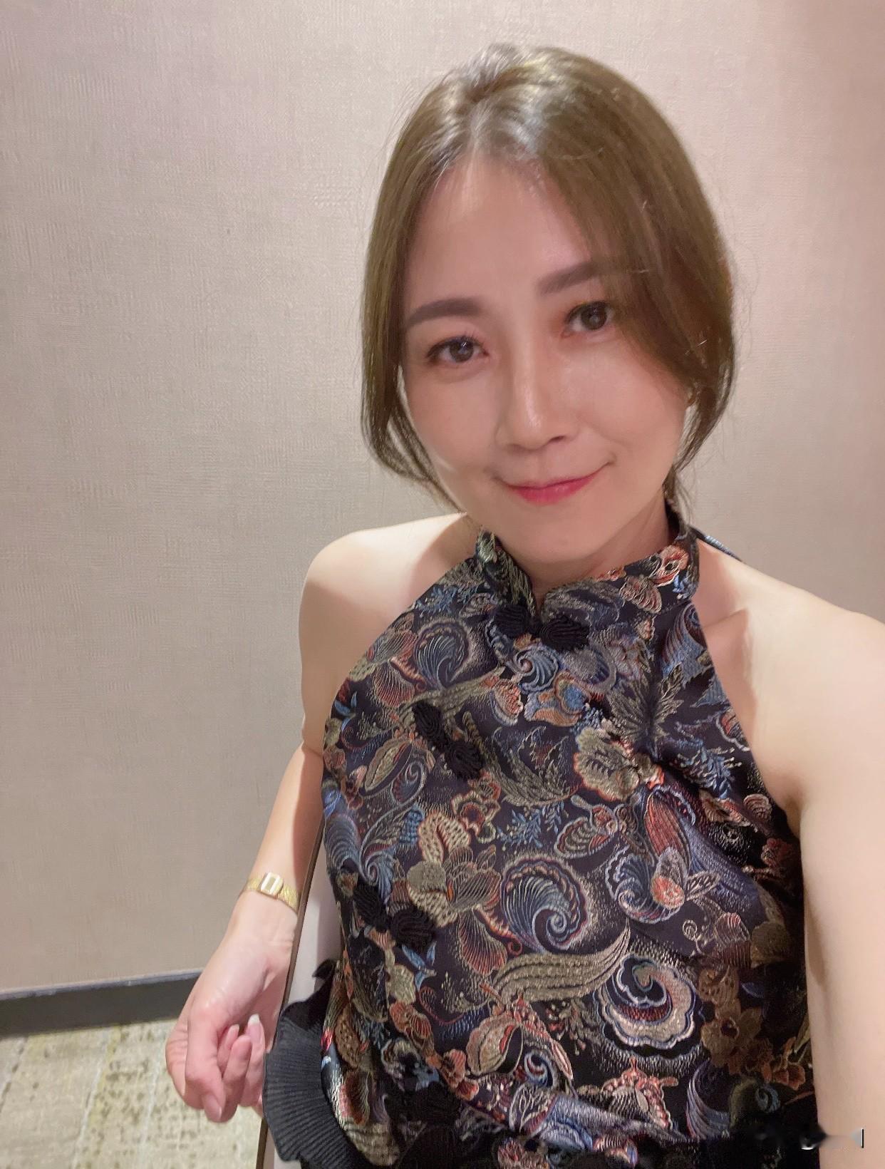 你认为什么样的中年女性最有魅力会穿搭的中年女性，展现独特风格。