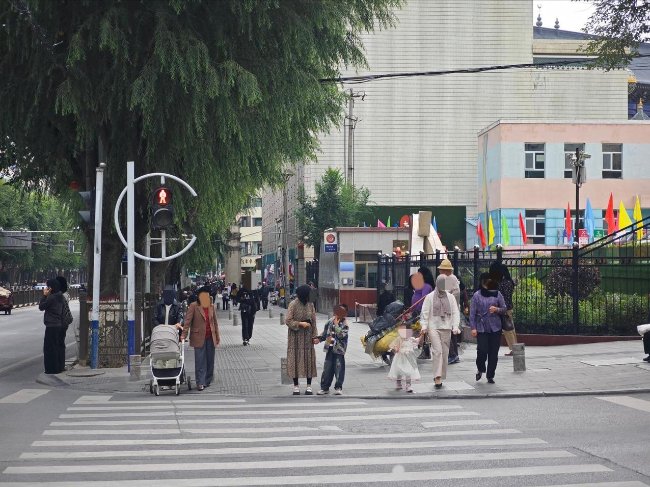 在西宁街头逛了逛，有件事让我挺意外的：街上十个女性里得有七八个包着头巾，这场面我