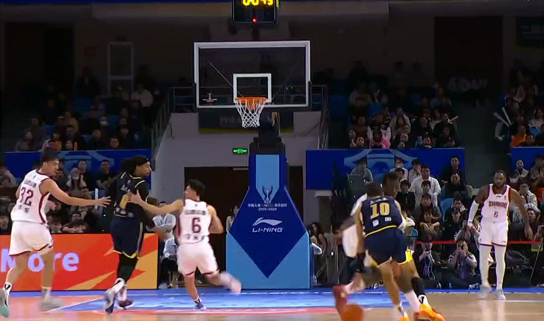 上半场唯一的惊喜就是王洪泽了这球奎因有点甩锅嫌疑哈哈，但王洪泽不慌不忙，虚晃一步