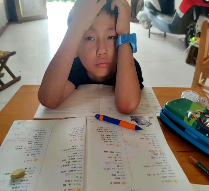 高中还真是个检验智商的地方！不服不行！刚开学那会儿在数学课上见着一幕真给我整