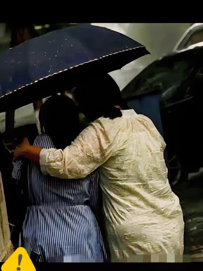 孩子请别嫌弃你得妈妈昨天山东一场大雨，校门口接孩子的家长几乎都开着私家车，唯独