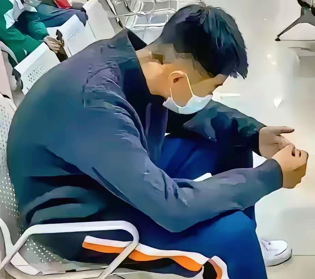单亲父亲突发脑溢血被送进ICU抢救，14岁儿子给亲戚挨个打电话借钱，结果没一个人