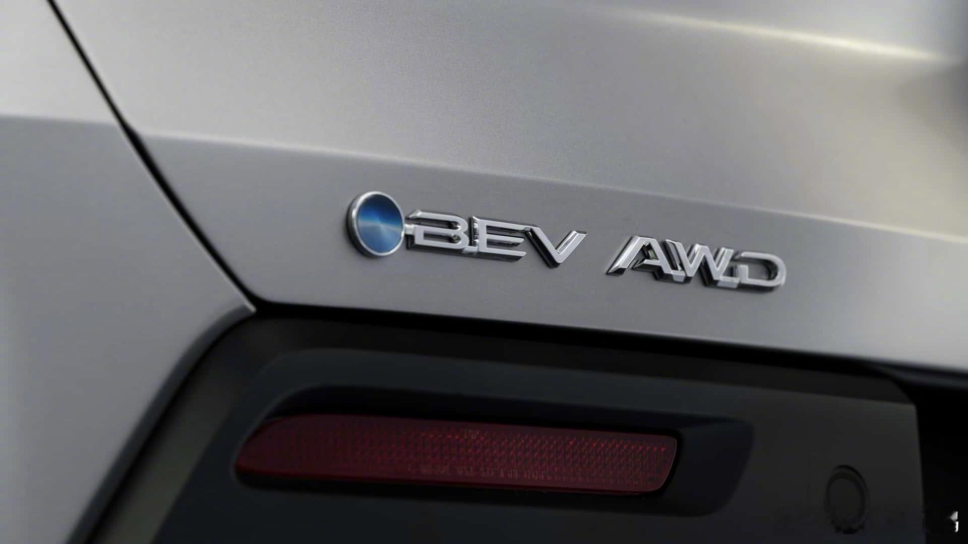 这两天海外发布的纯电版丰田汉兰达。原以为纯电汉兰达会依仗广汽的电动平台来做，但这