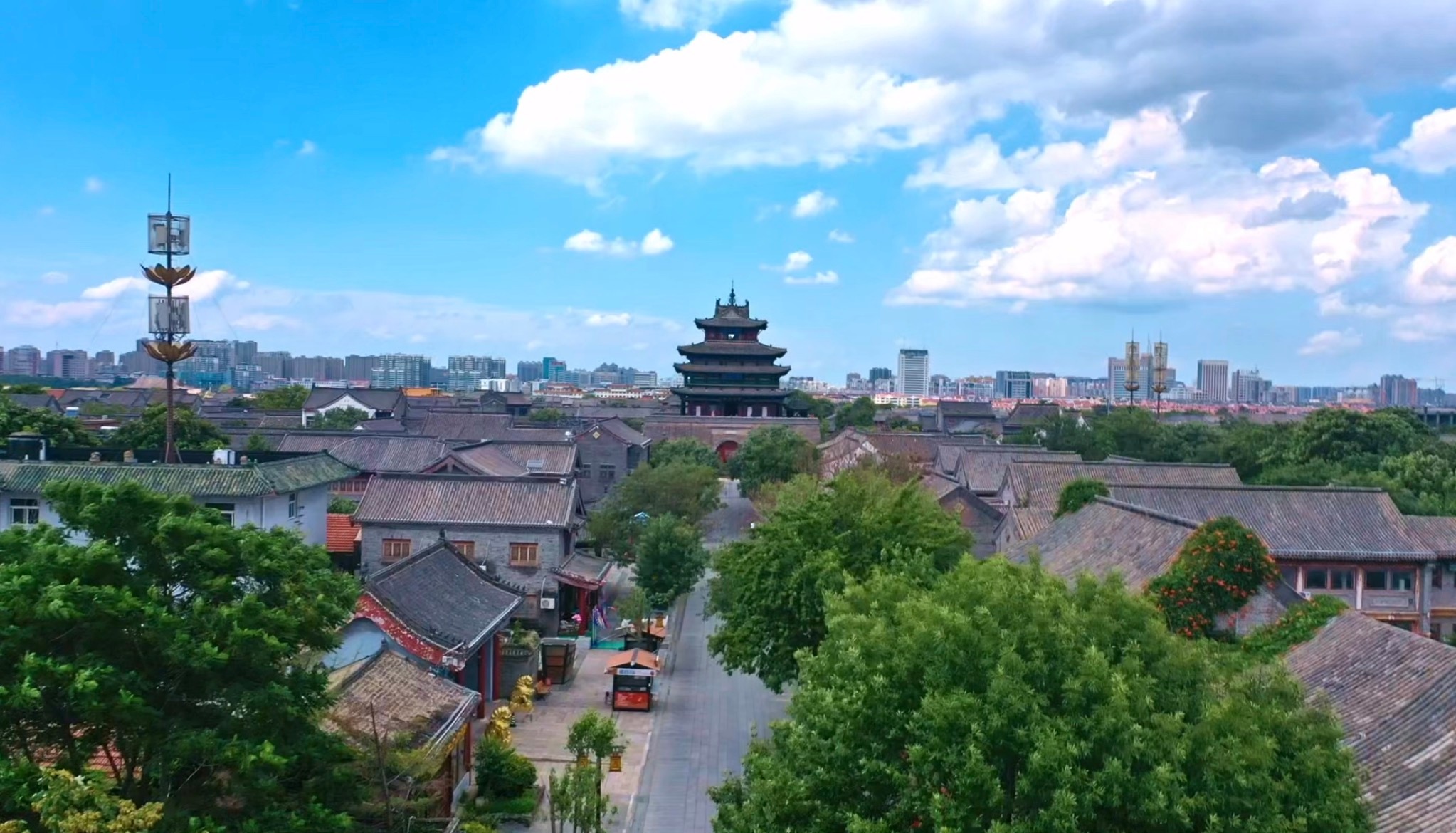登“江北第一楼”，俯瞰水上古城。风穿过飞檐，诉说着千年故事。漫步在青砖灰瓦间，且