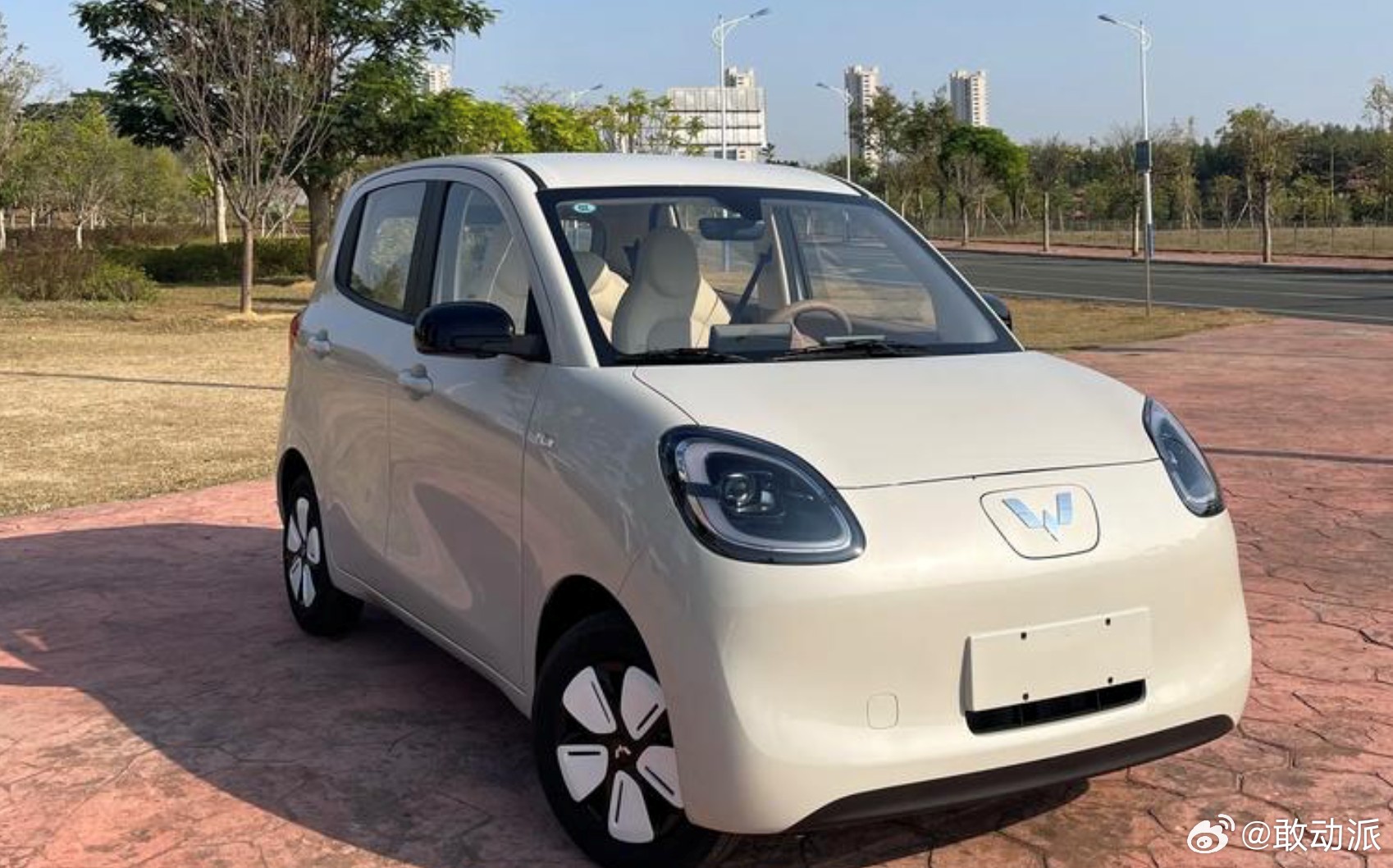 五菱正式发布全新一代宏光MINIEV官图，新车完成多项贴合代步需求的升级，预计