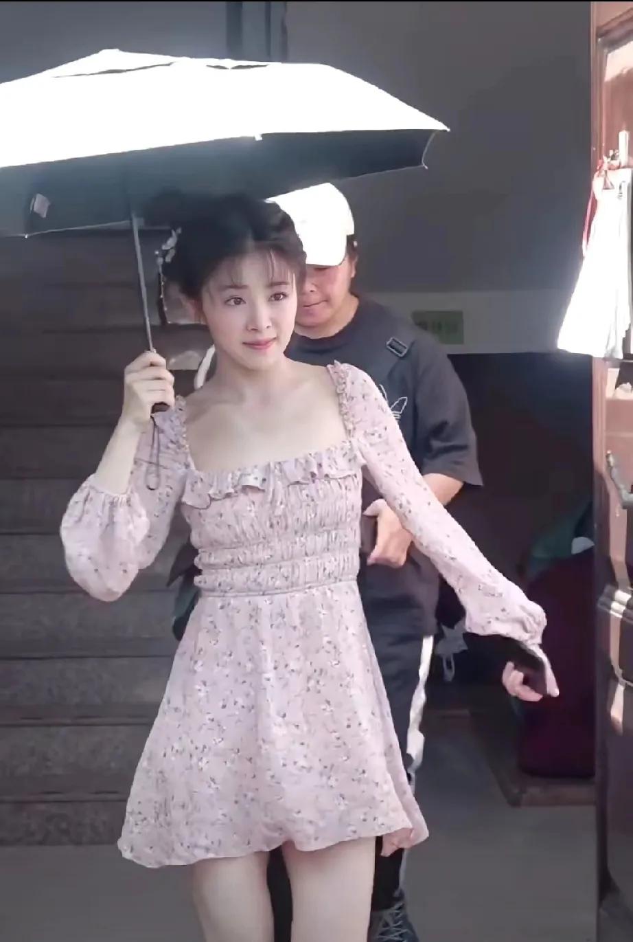 天呐！36岁的张含韵是要把“少女感”焊死在身上吗？这哪是快奔四的姐姐，分明是20