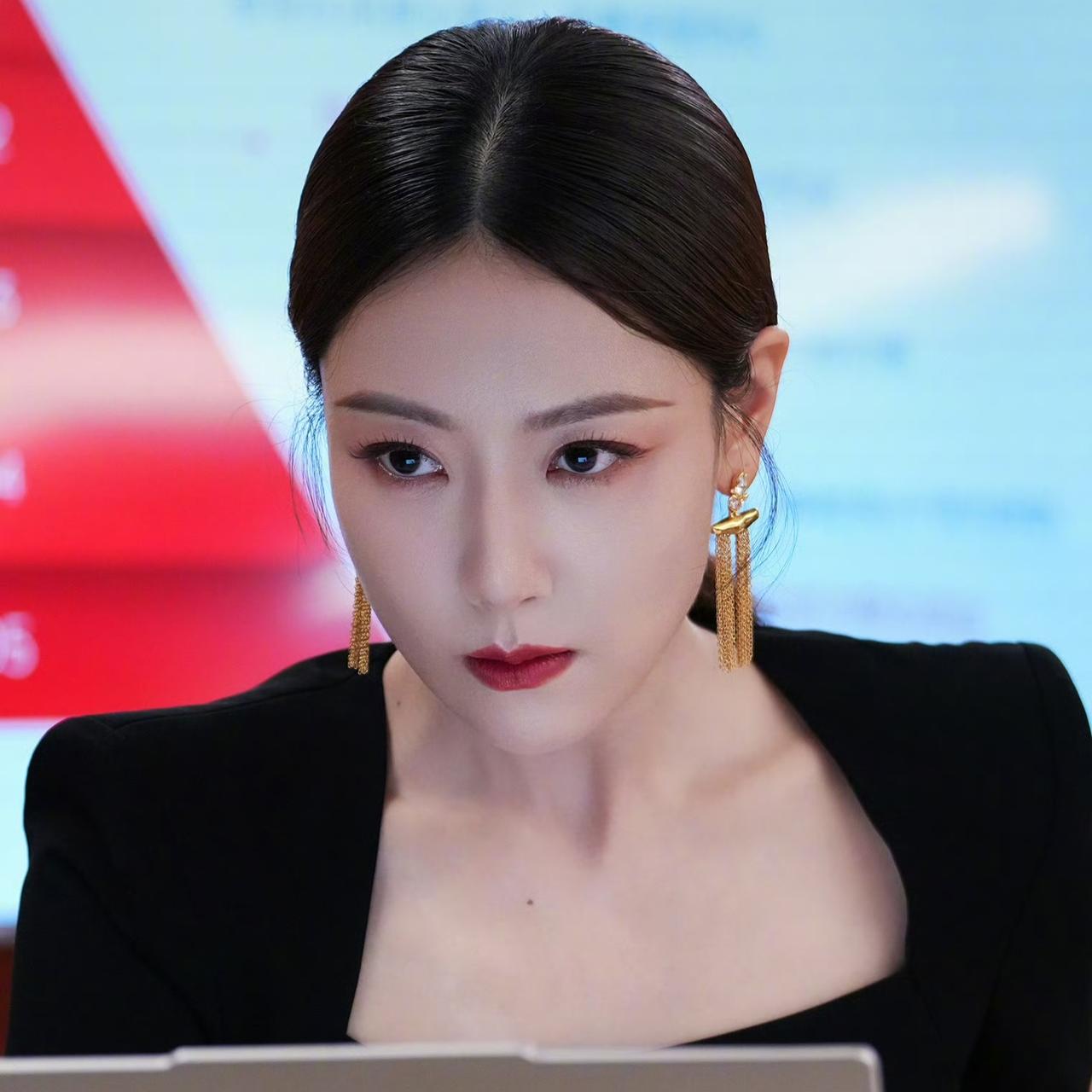 一代女神白冰又有新作品上映了，她在热播剧《无可替代》出演林珑这个角色，作为一个顶