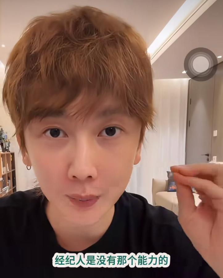 跟了古力娜扎好些年的前经纪人李登科，最近在直播间直接把桌子掀了。他说经纪人这活