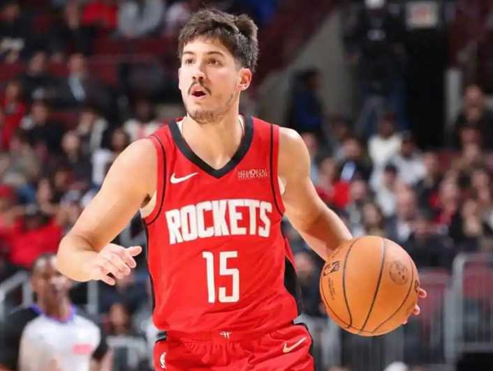 火箭的双向合同，我最看好科普兰‌，他是休斯顿火箭队在2026年NBA选秀落选后签
