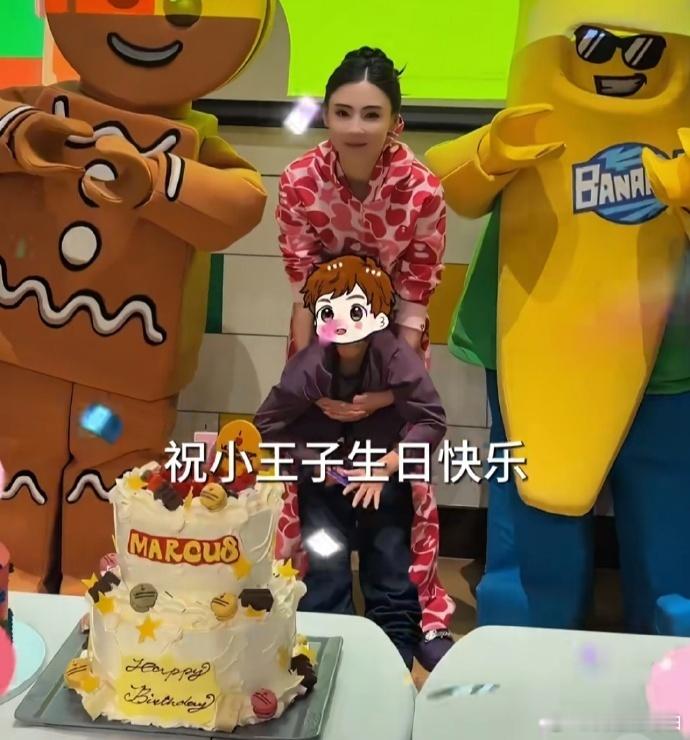 张柏芝为7岁小儿子庆生合照张柏芝全程陪伴Marcus拼搭、切蛋糕，感觉对男孩子的