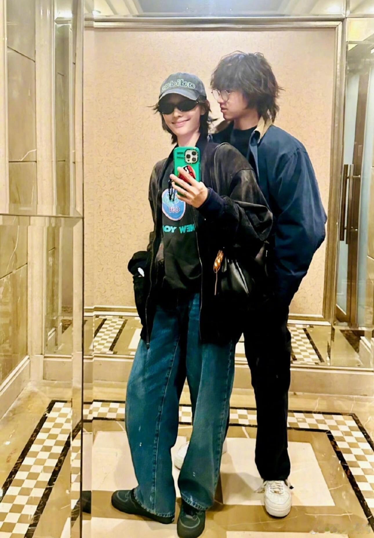 白百何晒与18岁元宝合照白百何的状态完全看不出是两个孩子的妈妈，和元宝一起就像姐