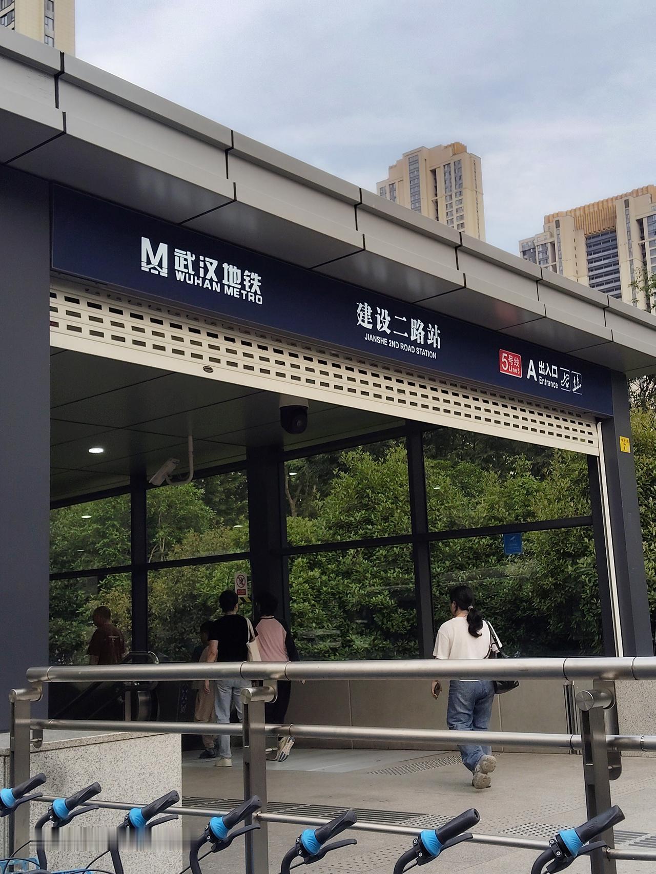 武汉地铁10号线为何在青山区少一站青山区有三条大道基本上是平行的，一条是临