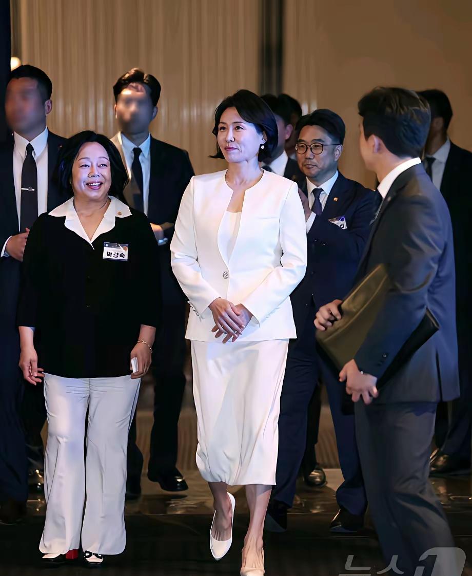 别再说她只是站在李在明身后的女人。她伸手扶他的那个动作，是韩国政坛最精密的战术