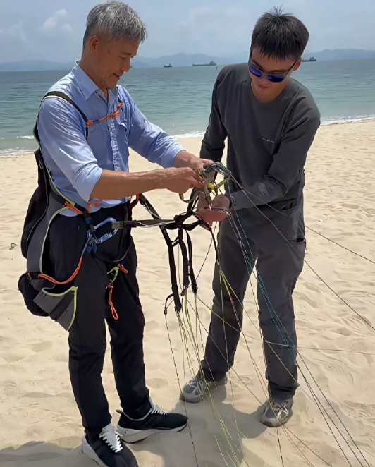 仔细看，王石这竟然是真头发。​​​