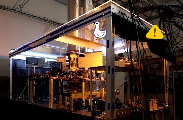 央视这波“含沙射影”太绝了！4.8微秒的时间差，藏着最狠的委婉威慑！美国吹