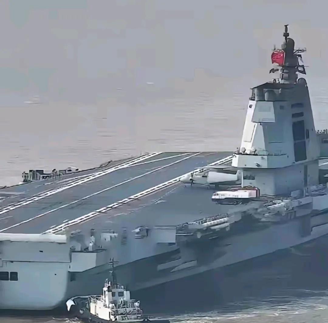 这是不是福建号设计的一个弊端或者缺陷？这是福建号海试归来后的景象，烟囱里冒出来