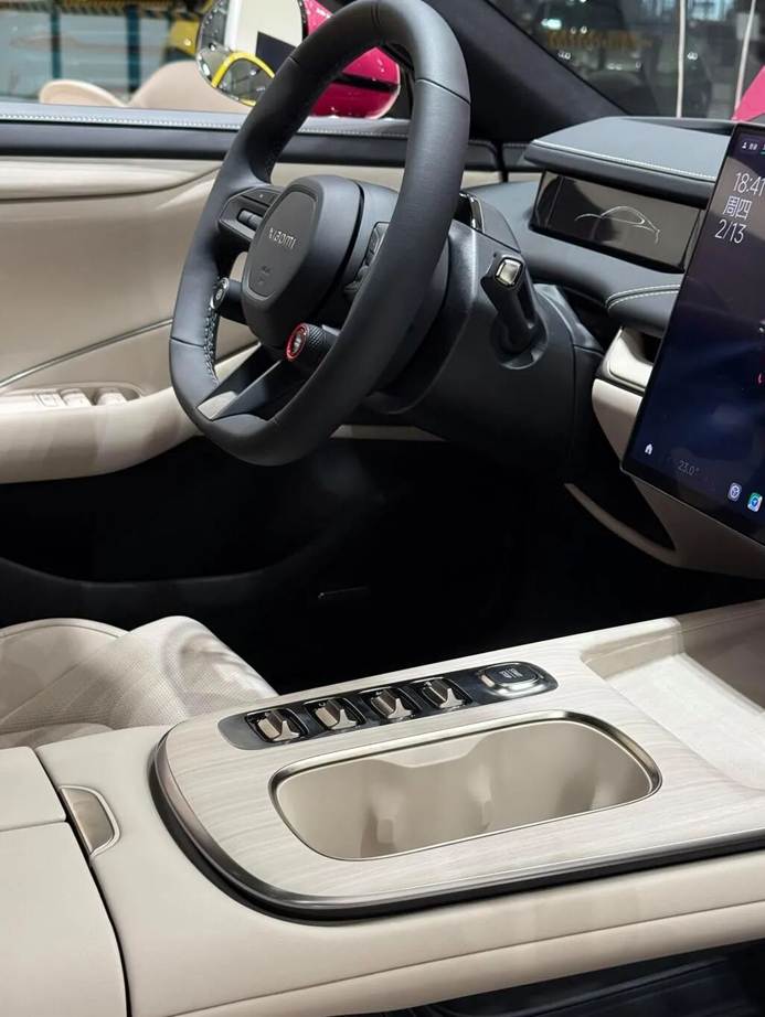 新一代小米SU7实车现身，新配色+新轮毂，配690马力+双腔空悬